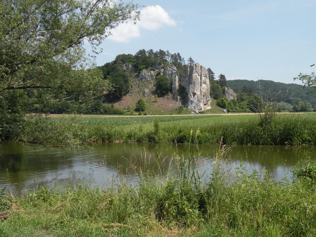 Altmühl und helle Jurafelsen bei Dollnstein im Naturpark Altmühltal