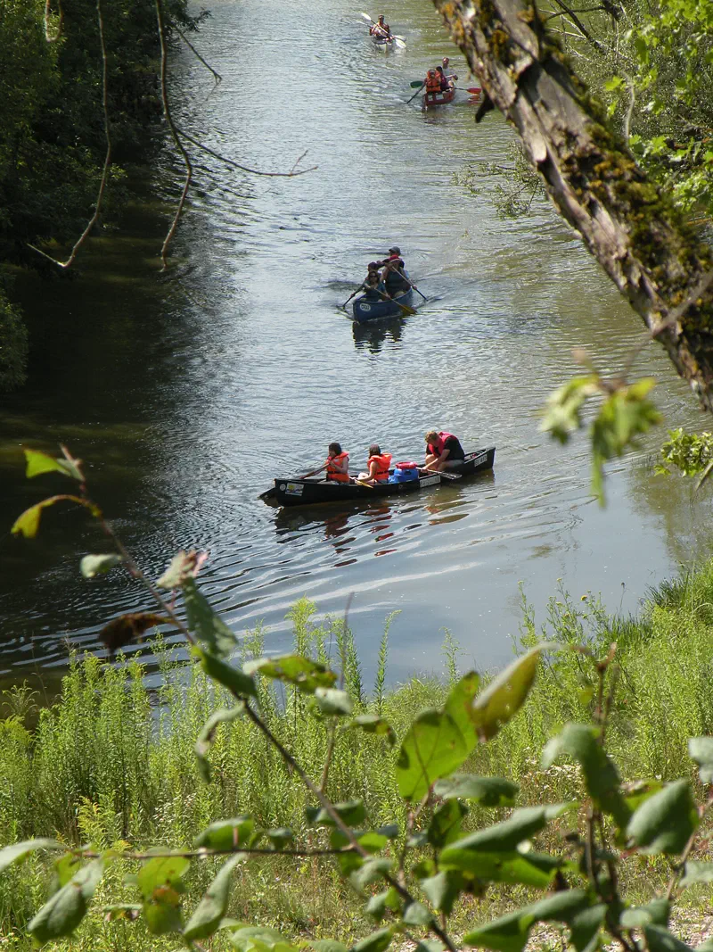 Mehrere Kanus und Kajaks mit Schwimmwesten auf der Altmühl