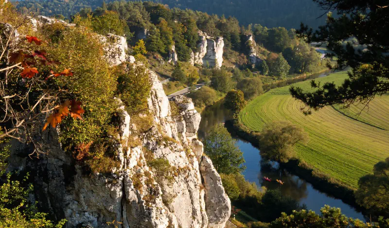 Kanu auf der Altmühl bei Eichstätt mit Jura-Felsen im Hintergrund