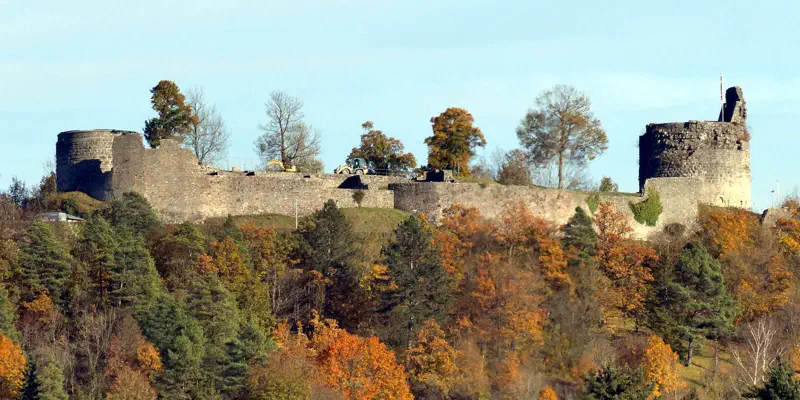 Burgruine Botenlauben über dem Wald an der Kissinger Runde