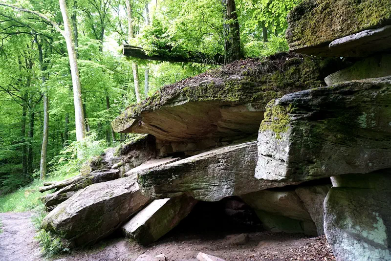 Moosbewachsene Sandsteinblöcke der Wichtelhöhlen bei Bad Kissingen