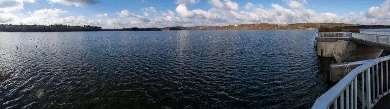 Damm am Kleinen Brombachsee mit weitem Blick über den See