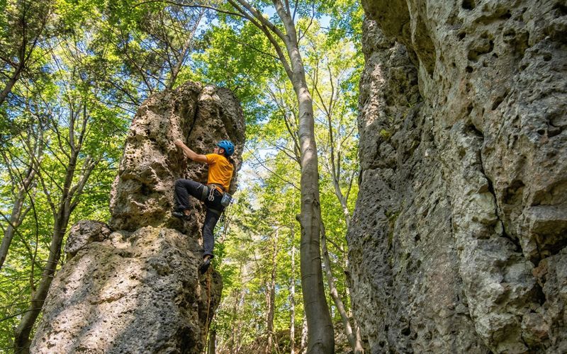 Anfänger klettert eine Kalksteinwand im Frankenjura, Fränkische Schweiz