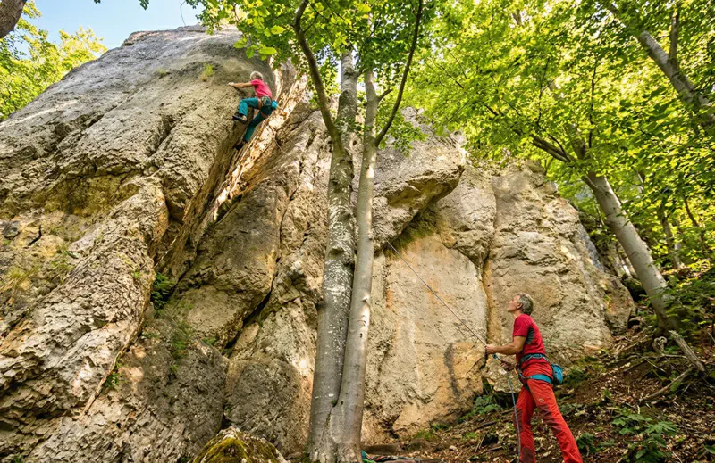 Kletterer an einem Anfängerfelsen im Frankenjura mit gut erreichbaren Routen