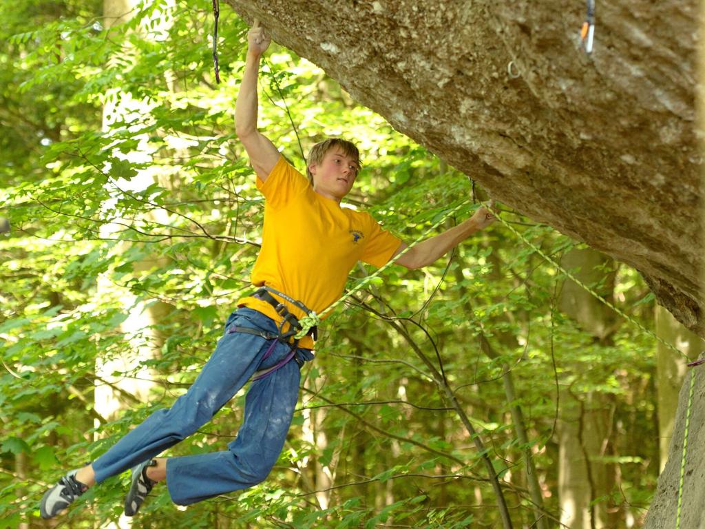 Klettern im Frankenjura an der Route Action directe am Waldkopf