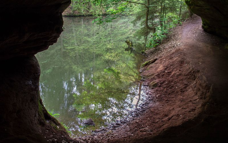 Schwarzachklamm wandern bei Schwarzenbruck mit Blick aus der Gustav-Adolf-Höhle