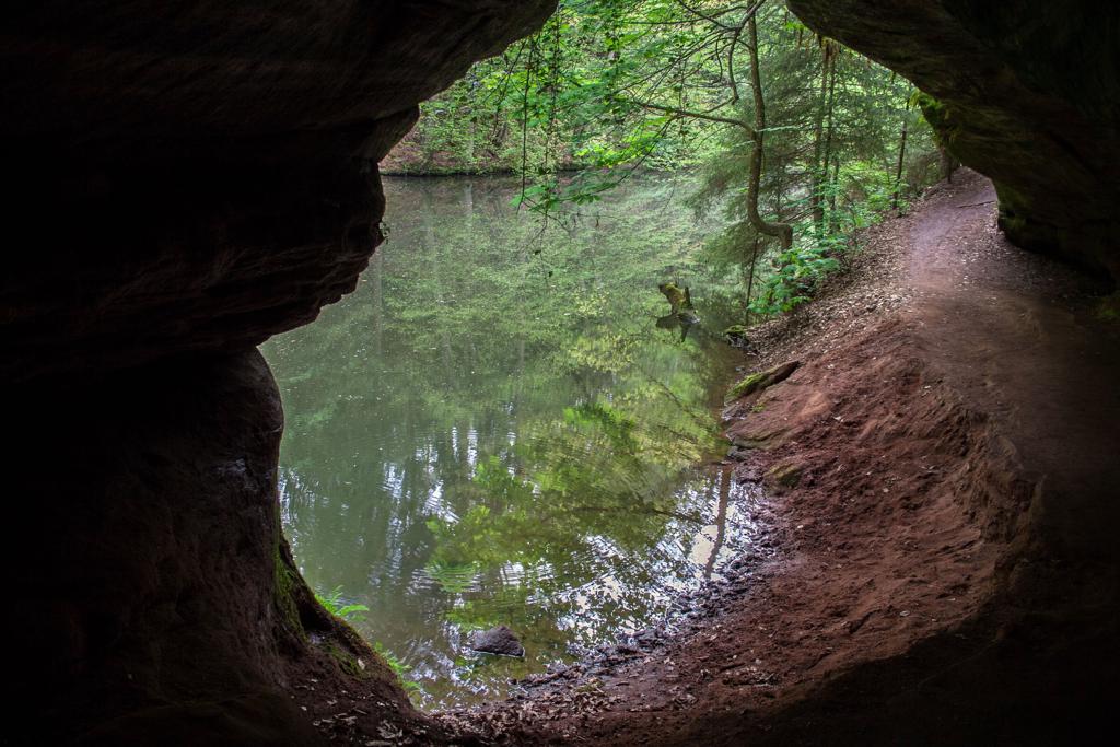 Schwarzachklamm wandern bei Schwarzenbruck mit Blick aus der Gustav-Adolf-Höhle