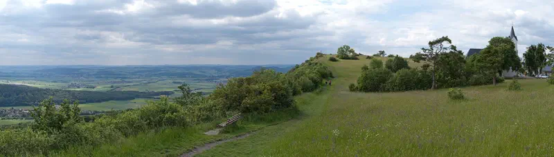 Hochplateau des Staffelbergs mit Wanderweg und Blick über das Obermaintal