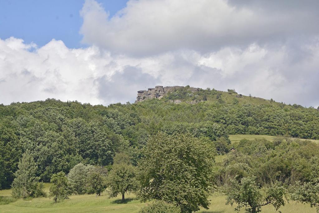 Staffelberg bei Bad Staffelstein mit Felsenkrone über bewaldeten Hängen