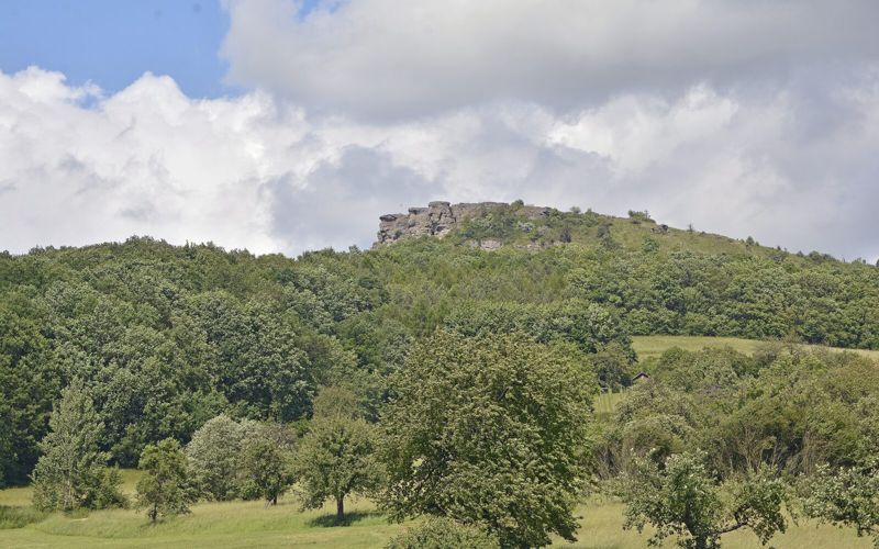 Staffelberg bei Bad Staffelstein mit Felsenkrone über bewaldeten Hängen
