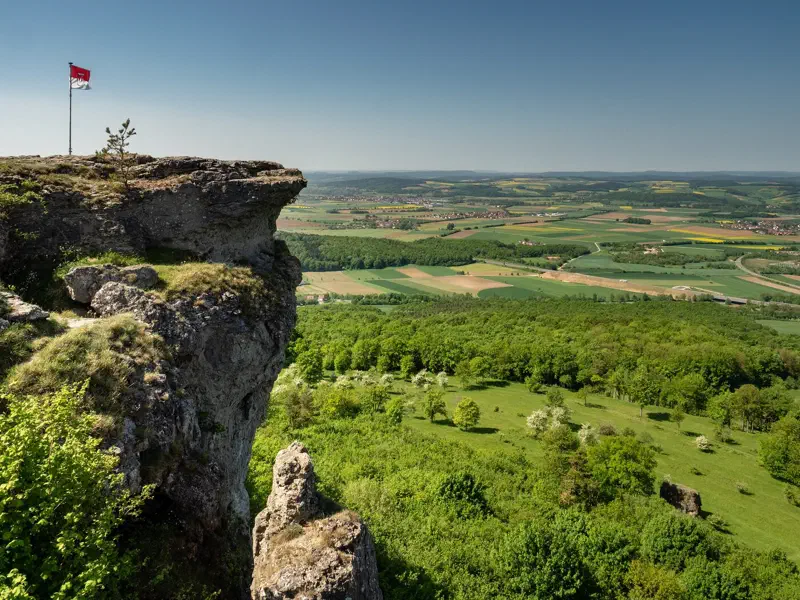 Offene Kalkfelskante am Staffelberg mit Blick über das Obermaintal