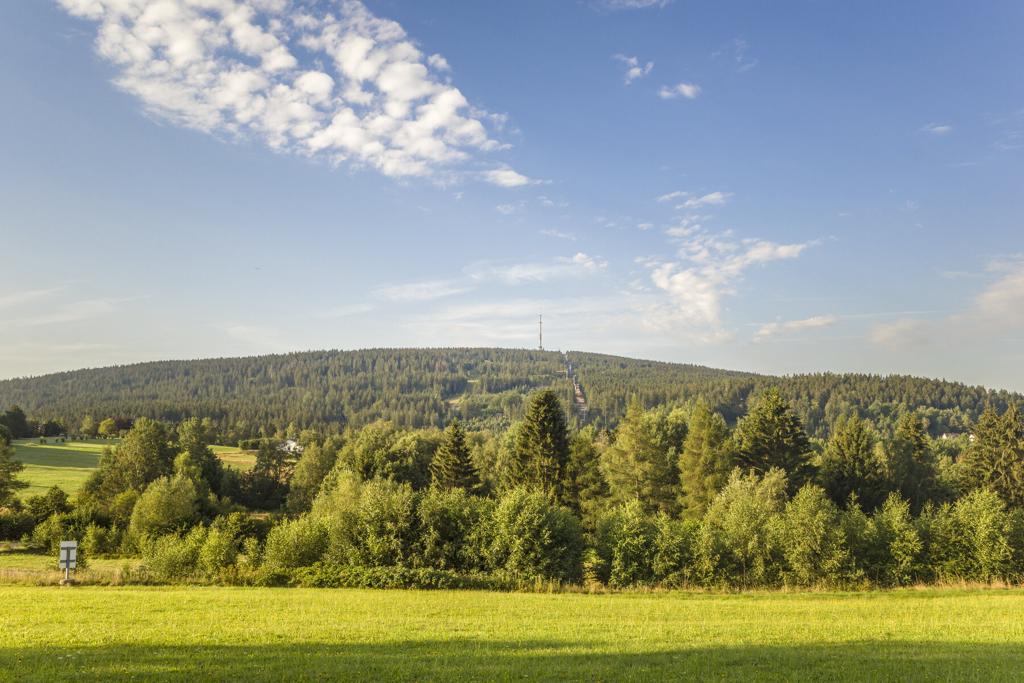 Weißmain-Ochsenkopf-Steig bei Bischofsgrün mit Blick zum Ochsenkopf