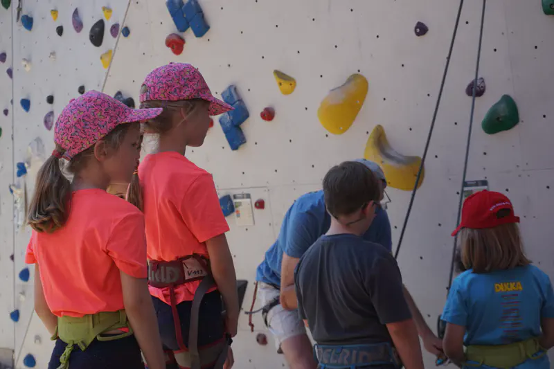 Kinder entdecken die Kletterwand beim Tag der offenen Tür in der DAV Sparkassen Bergwelt Erlangen