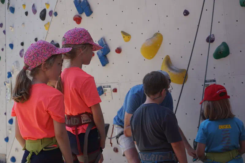 Kinder entdecken die Kletterwand beim Tag der offenen Tür in der DAV Sparkassen Bergwelt Erlangen