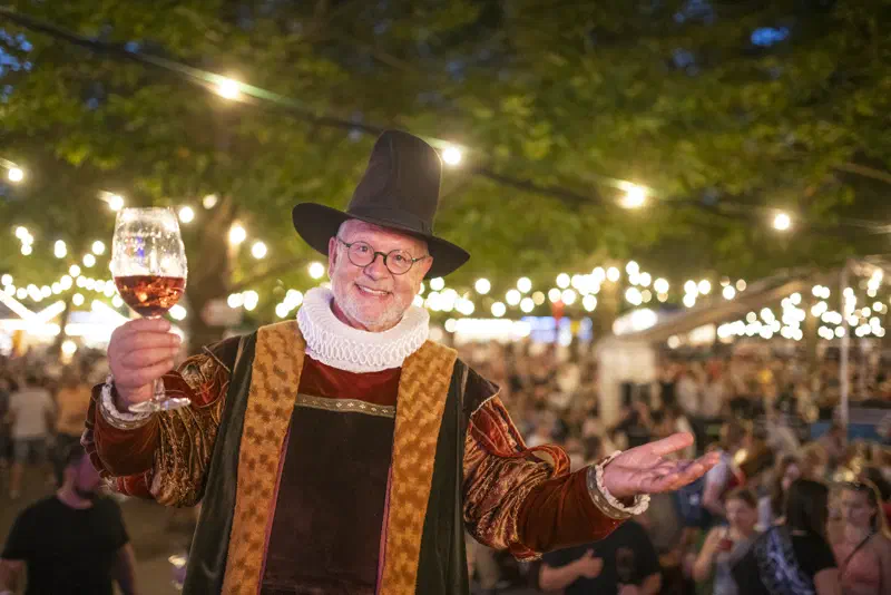 Festgelände mit Bühne beim Fränkischen Weinfest in Volkach