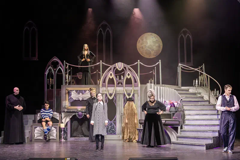 Ensemble von The Addams Family auf der Bühne des Globe Coburg