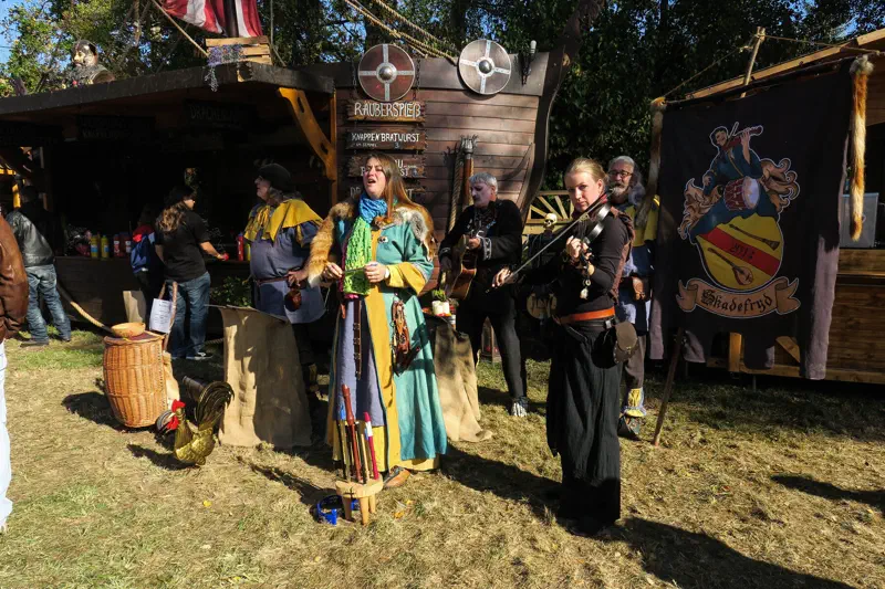 Musiker in historischen Gewändern auf dem Mittelaltermarkt Feuchtwangen