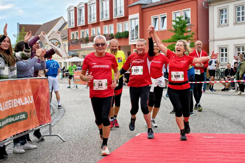 Läufer beim gemeinsamen Zieleinlauf des Brauereienlaufs
