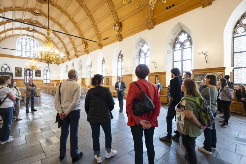 Besucher bei einer Stadtführung im Nürnberger Rathaussaal