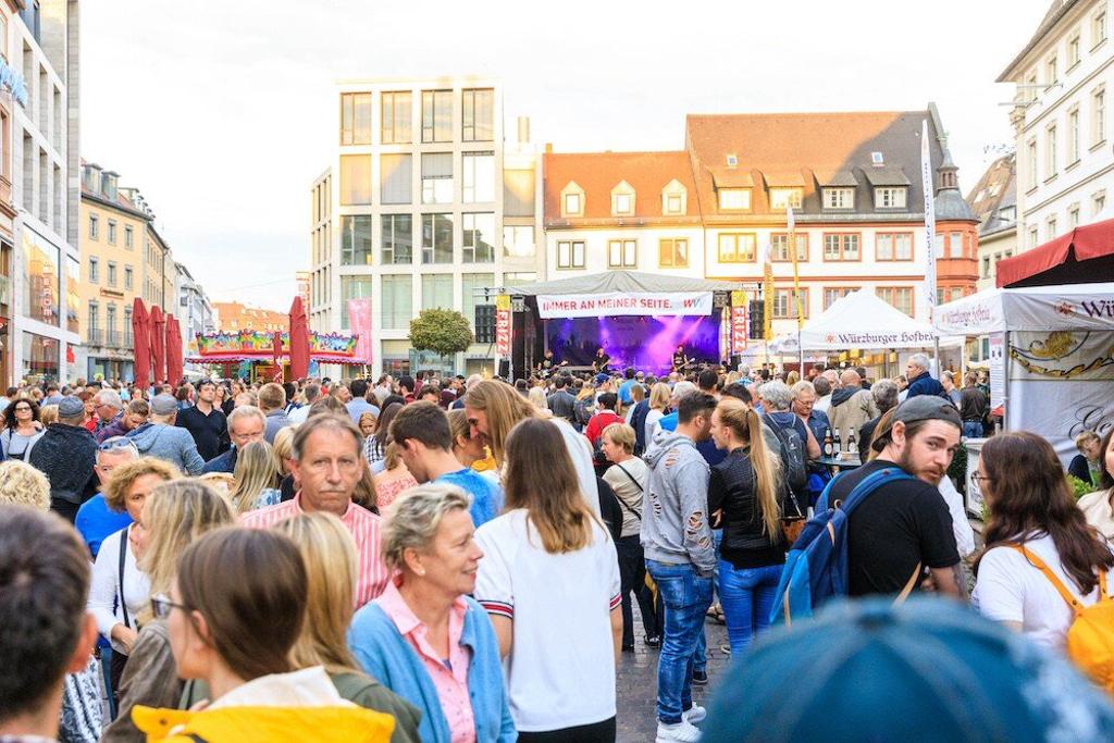Menschen und Bühne beim Würzburger Stadtfest