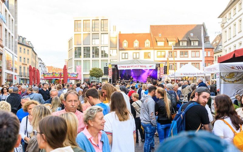 Menschen und Bühne beim Würzburger Stadtfest