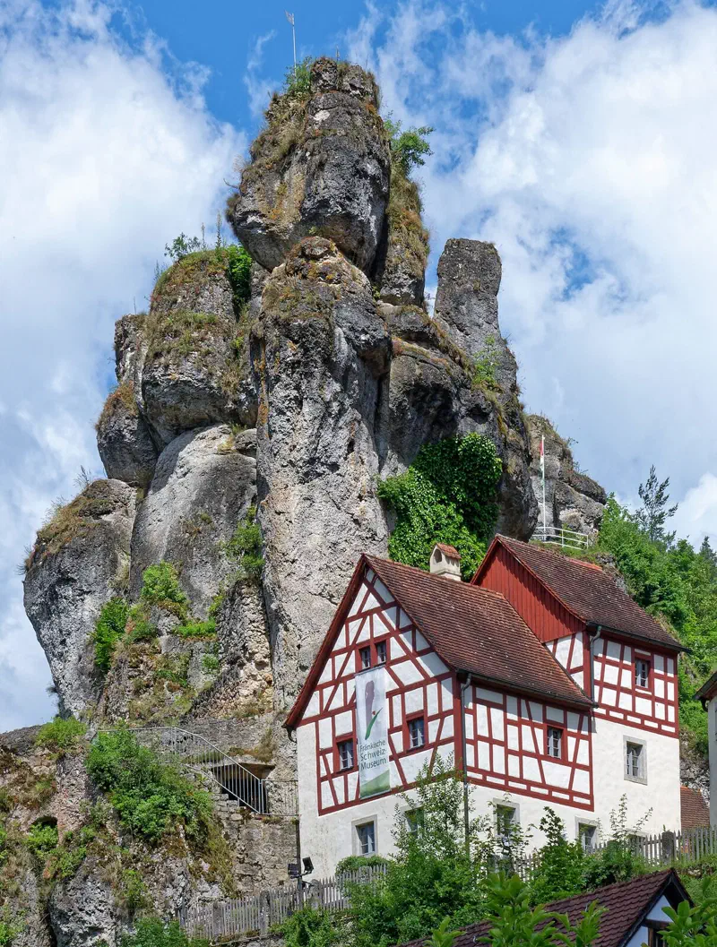 Fränkische Schweiz-Museum unter den Felsen von Tüchersfeld