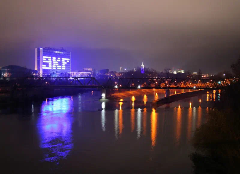 Schweinfurt und der Main bei Nacht als Symbolbild für den Poetry-Slam-Abend