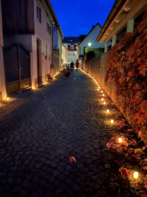 In Mellrichstadt wird die Innenstadt mit Kerzenschein erleuchtet