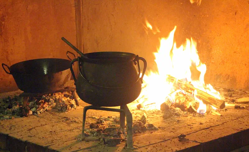 Historischer Kochtopf neben offenem Feuer im Fränkischen Freilandmuseum Bad Windsheim
