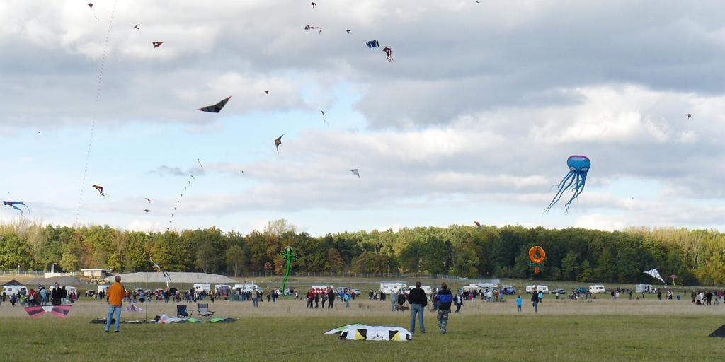 Bunte Drachen bei einem Drachenfest als Symbolbild für Events in Franken
