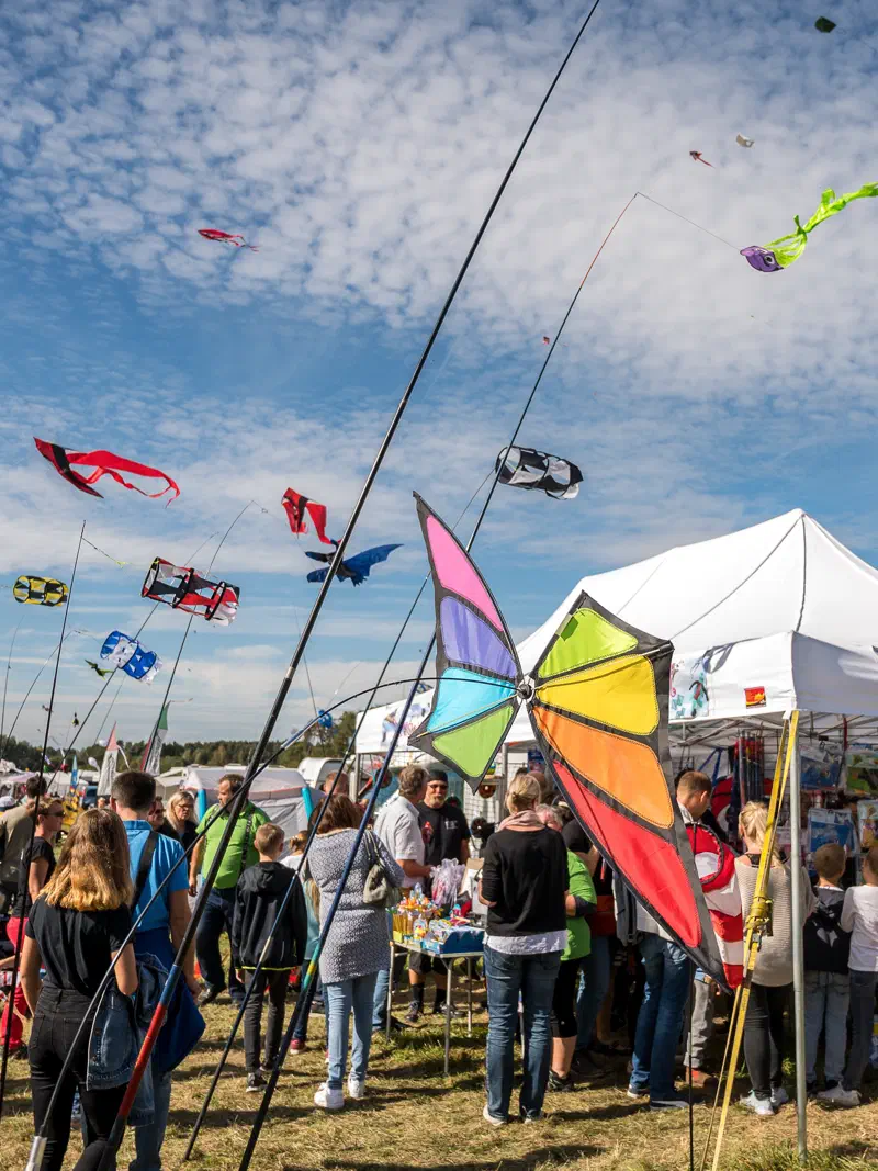 Bunte Drachen über dem Festgelände beim Drachenfest Hilpoltstein