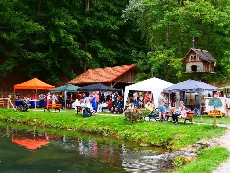 Marktstände beim Herbstmarkt im Wildpark Hundshaupten