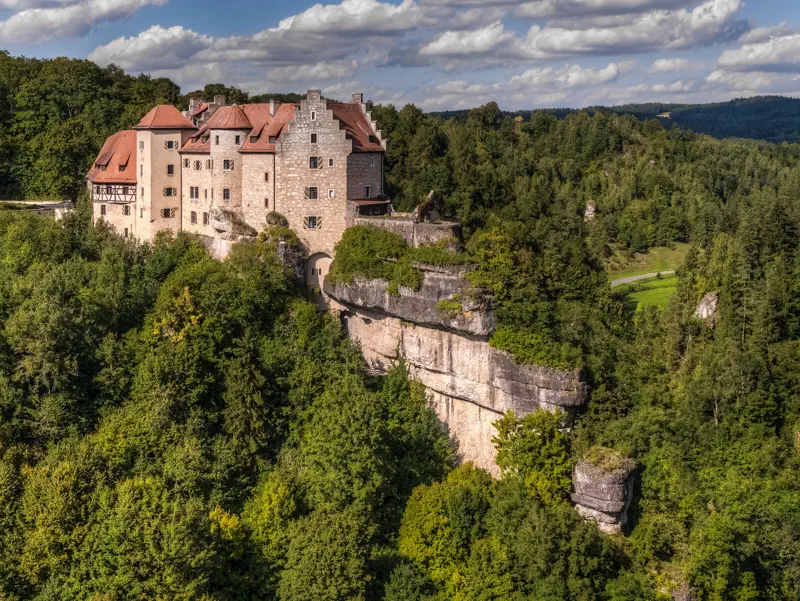 Burg Rabenstein im Ailsbachtal als Schauplatz des Mittelaltermarkts 2026