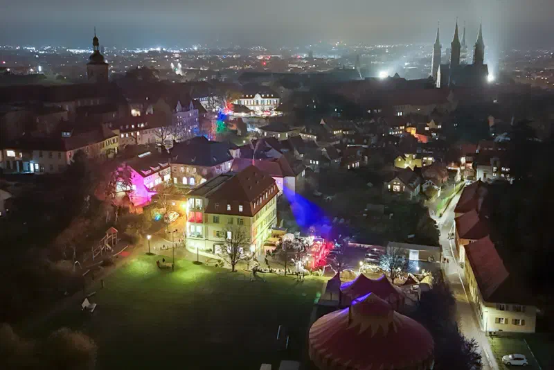 Beleuchtete Marktstände beim Don Bosco Winterzauber auf dem Bamberger Jakobsberg