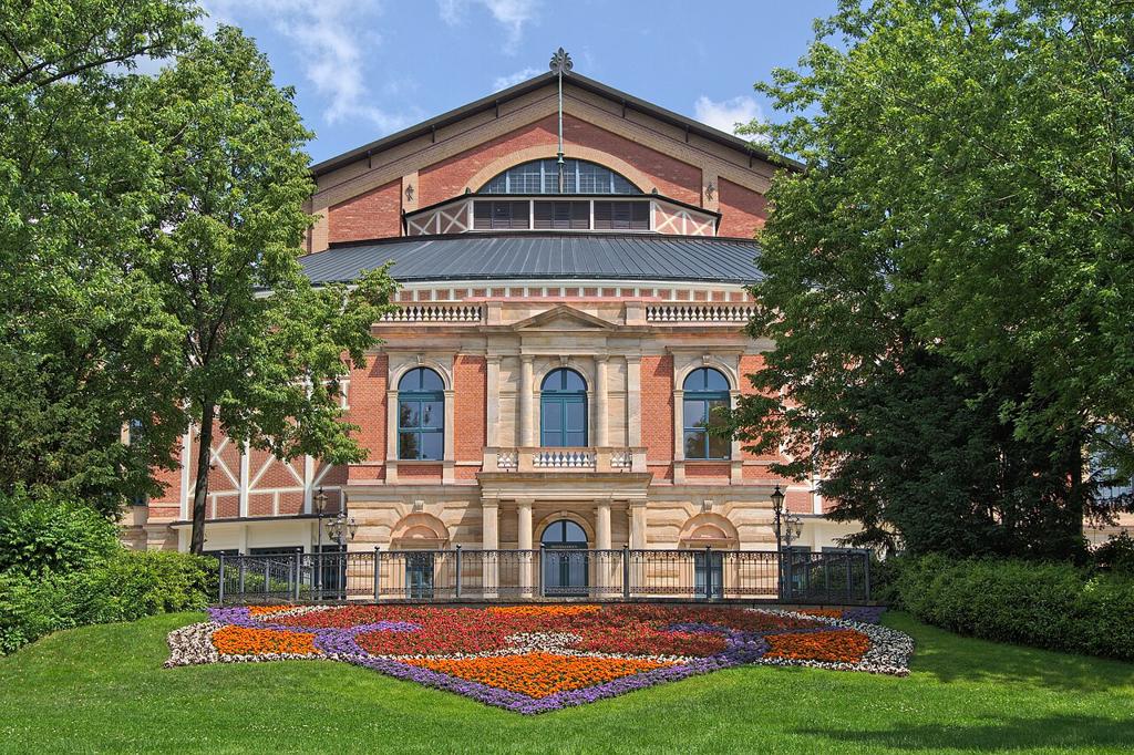 Festspielhaus Bayreuth als Spielort der Bayreuther Festspiele im August 2026
