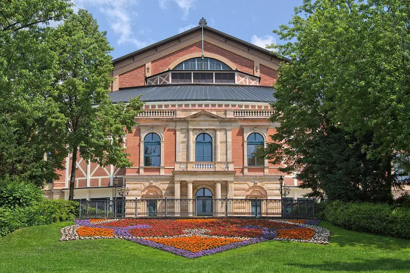 Südansicht des Festspielhauses Bayreuth im Jahr 2016