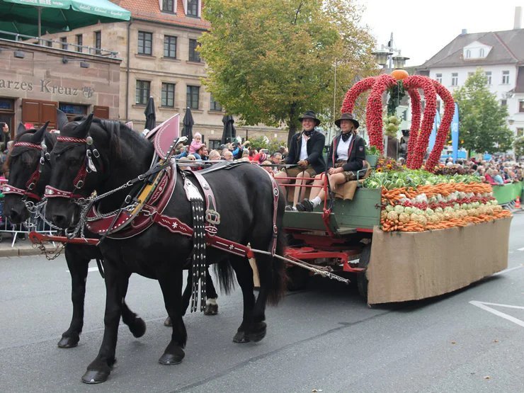 Erntekrone der Evangelischen Landjugend beim Fürther Erntedankfestzug