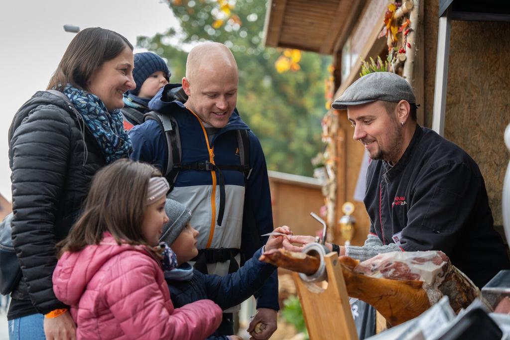 Familie bei einer Verkostung auf dem Rhöner Wurstmarkt
