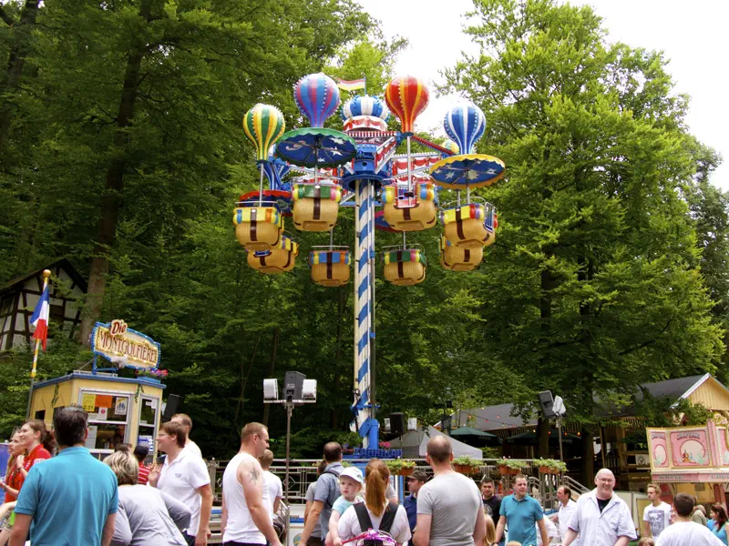 Fahrgeschäft beim Annafest Forchheim im bewaldeten Kellerwald