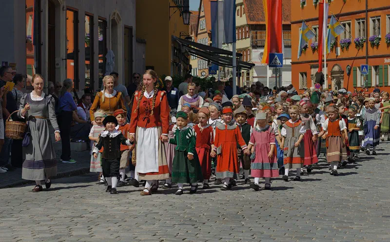 Kinderlore und kostümierte Kinder beim Festzug der Kinderzeche Dinkelsbühl