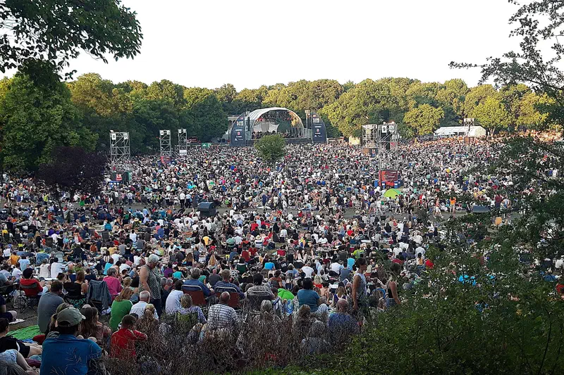 Picknickpublikum beim Klassik Open Air Nürnberg im Luitpoldhain