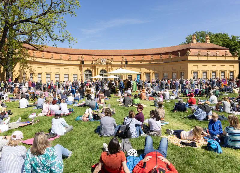 Familien beim Schlossgartenkonzert vor der Orangerie in Erlangen