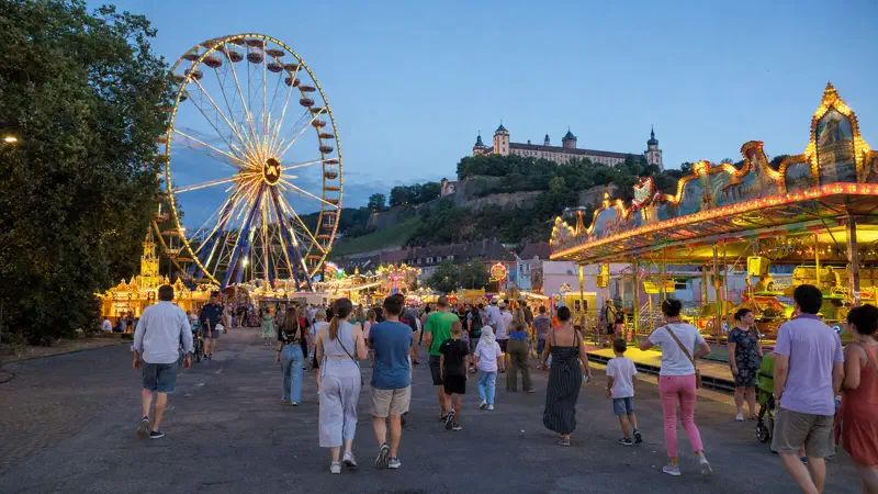 Kiliani-Volksfest Würzburg mit Riesenrad und Festung Marienberg