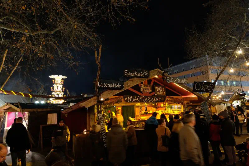Mittelaltermarkt auf der Fürther Freiheit mit Verkaufsstand (Dezember 2019)