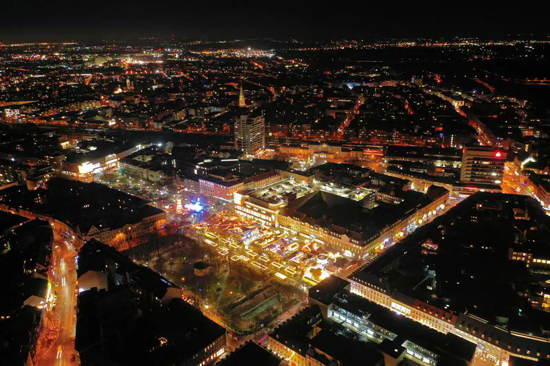 Weihnachtsmärkte auf der Fürther Freiheit mit Glühwein-Pyramide (Dezember 2019)