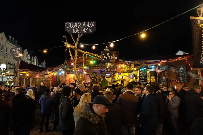 Mittelaltermarkt auf der Fürther Freiheit mit Verkaufsstand (Dezember 2019)