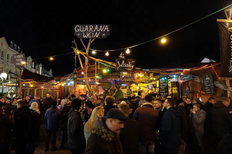 Mittelaltermarkt auf der Fürther Freiheit mit Verkaufsstand (Dezember 2019)