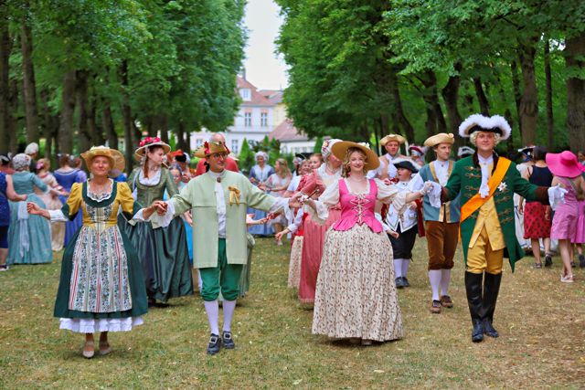 Fürstliche Gartenlust: Polonaise des Heimatvereins Ansbach in historischen Kostümen im Hofgarten