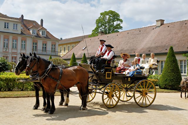 Heimatverein Ansbach: Mitglieder in prächtigen Rokoko-Kostümen beim Event Standesgemäß Reisen