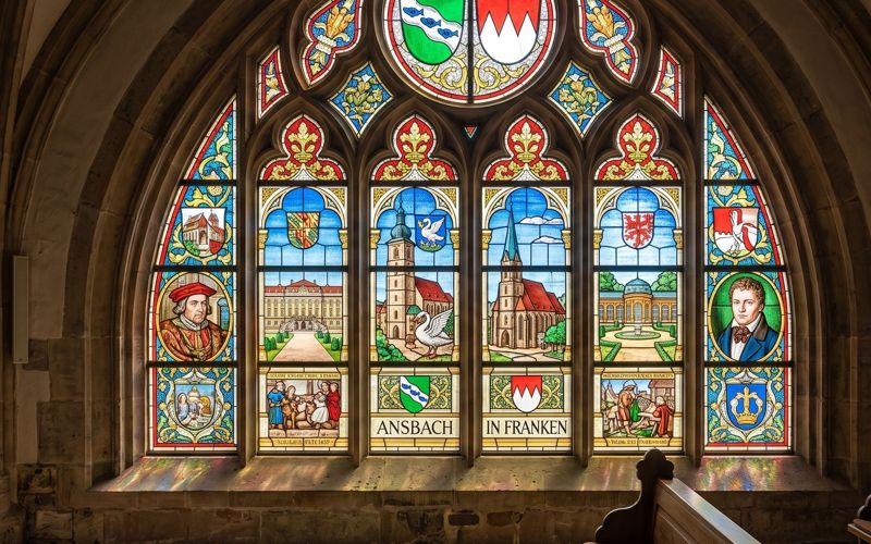 Buntes Kirchenfenster in Ansbach: Ein Blick auf die farbenfrohe Seite der Markgrafenstadt.